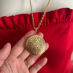 1928 vintage Elegant Gold Floral Pendant LOCKET Necklace 😌